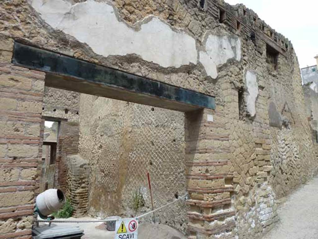 VI.10 May 2010. Doorway on west side of Cardo IV Superiore. This was a service doorway for the Baths, leading to praefurnium (boiler-furnace), and to other parts of the water-supply plant.